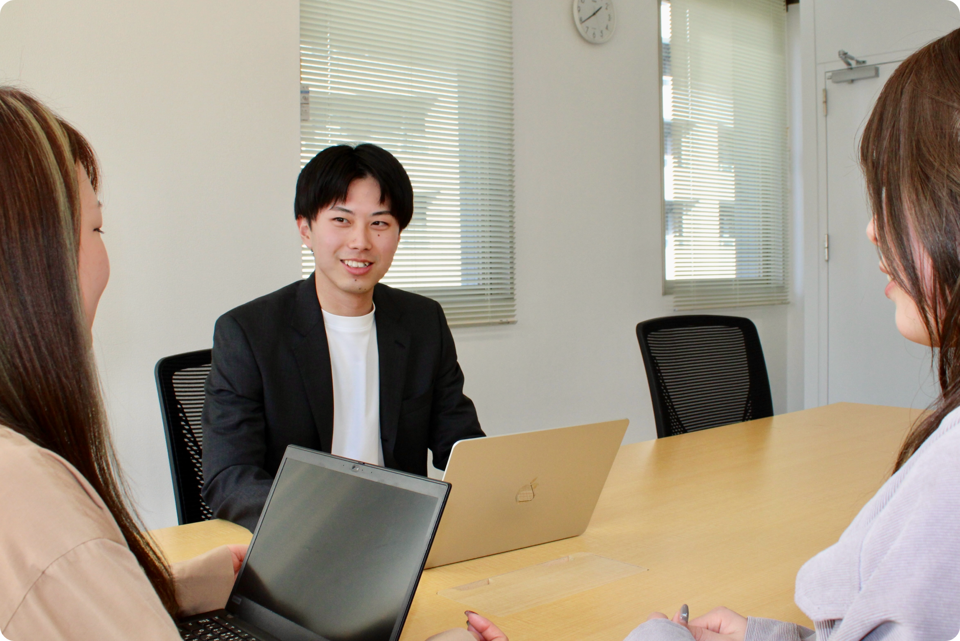 MTGをしている深澤さん