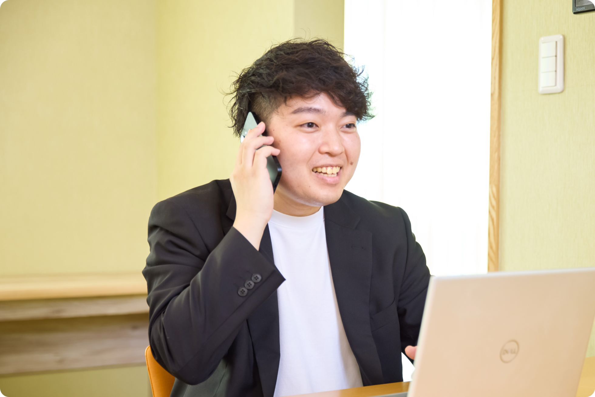 電話をする福澤さん