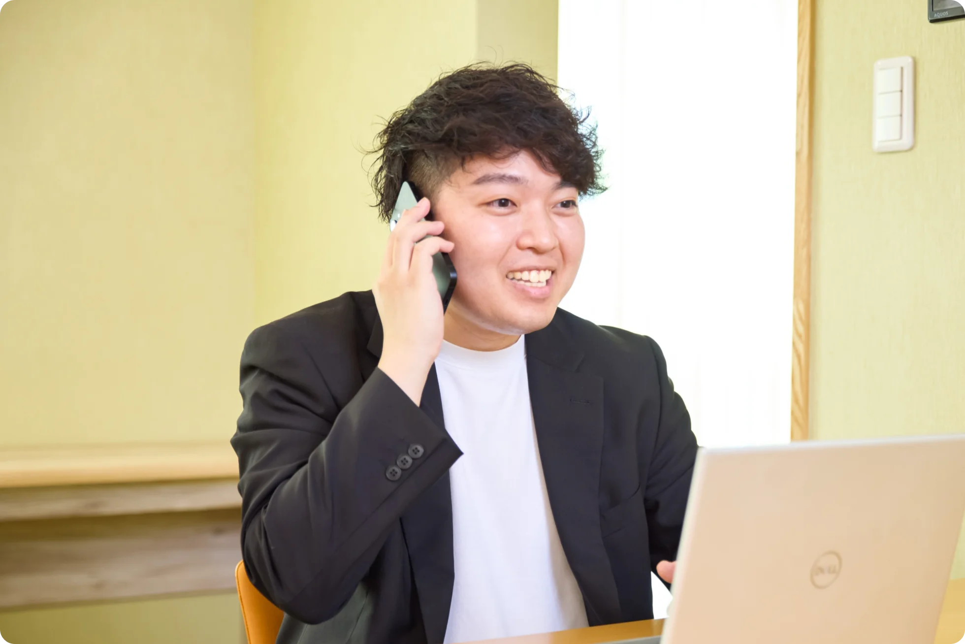 電話をする福澤さん