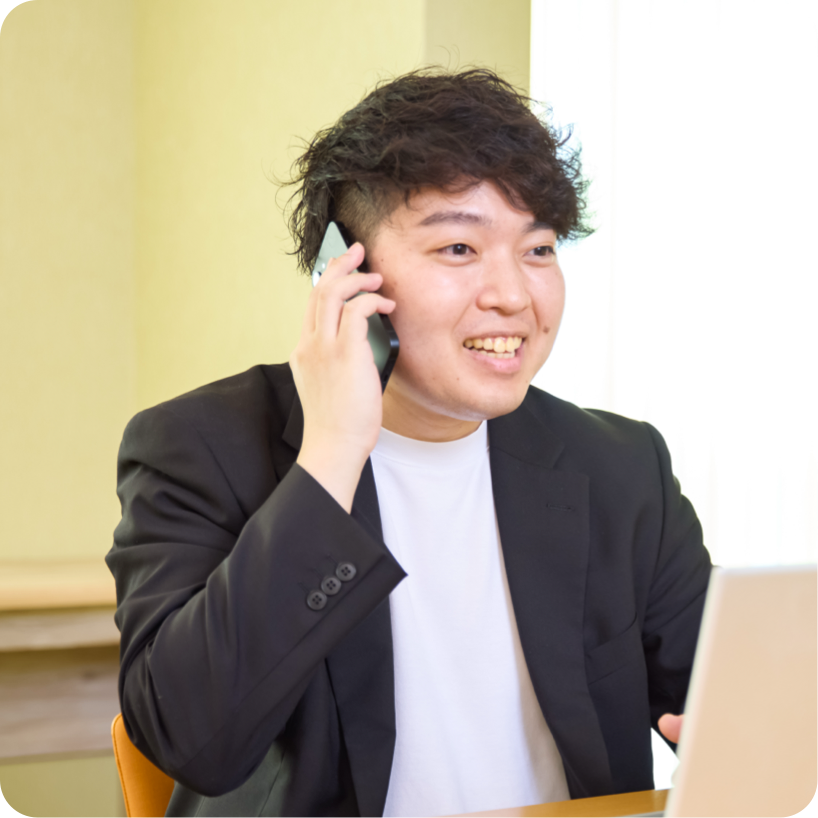 電話をする福澤さん