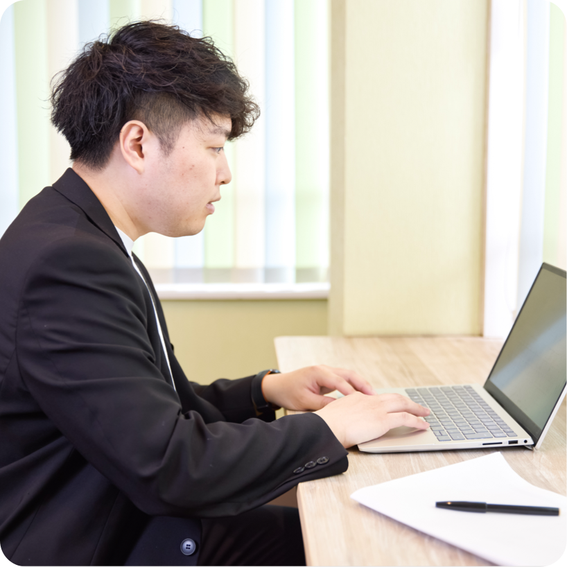 パソコンを使う福澤さん