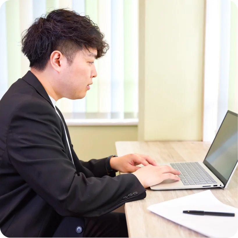 パソコンを打っている福澤さん
