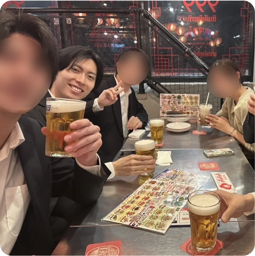 前職の同僚と飲んでいる今井さん