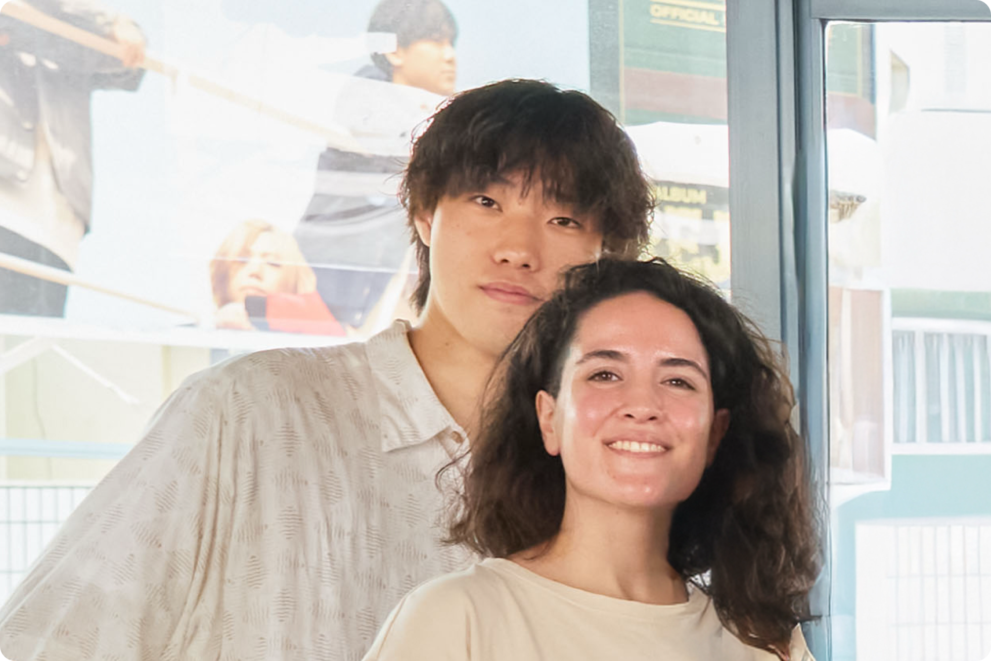 窓際でお話ししている河原さん