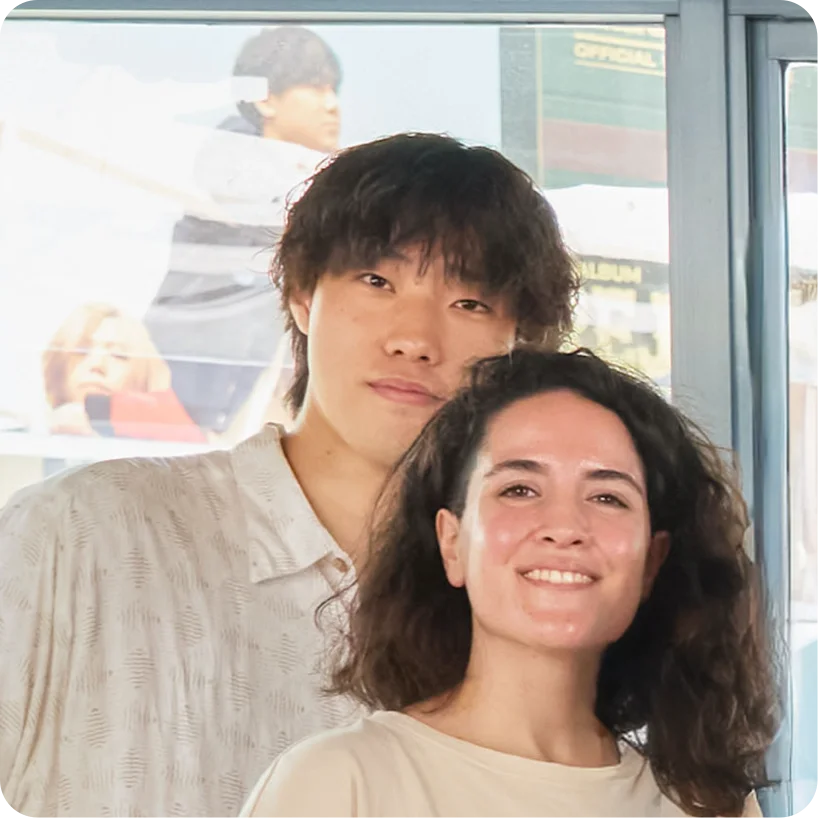 窓際で写真に写っている河原さん
