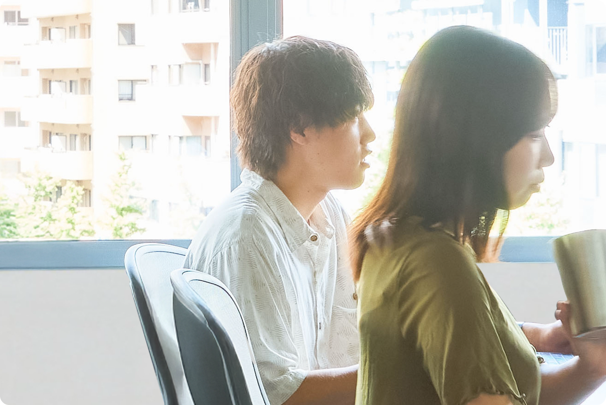 窓際でお話ししている河原さん