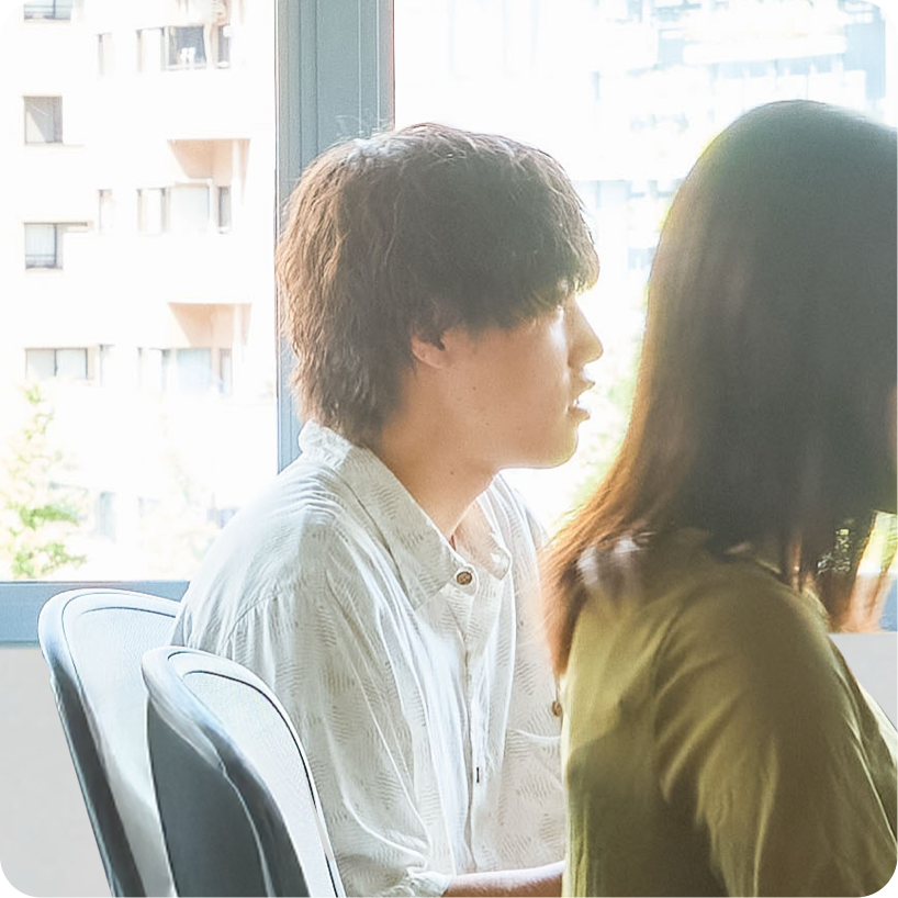 窓際でお話ししている河原さん