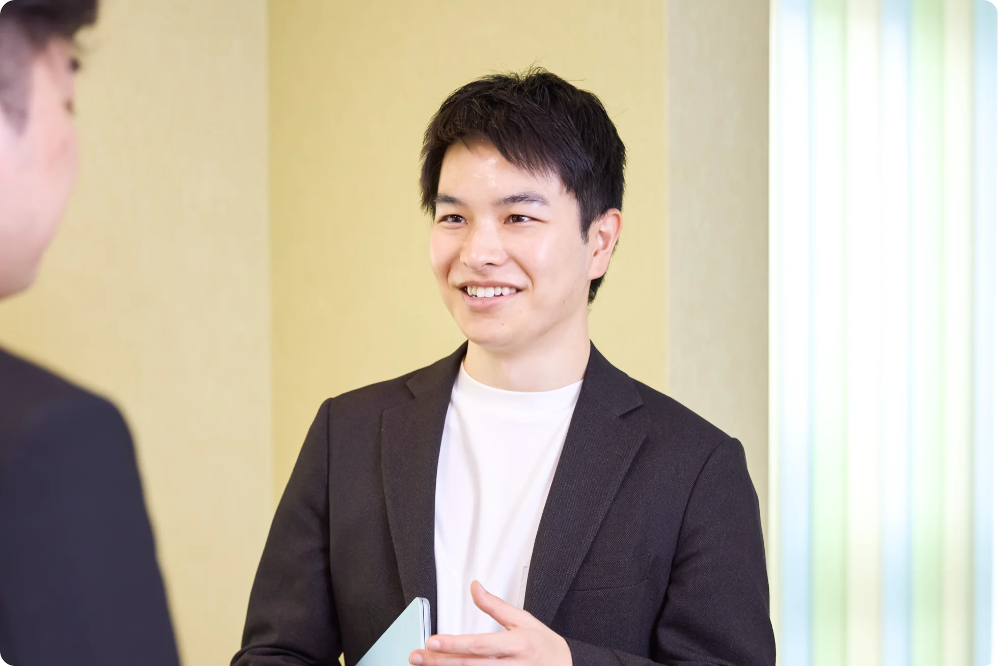 座ってお話をしている立石さん