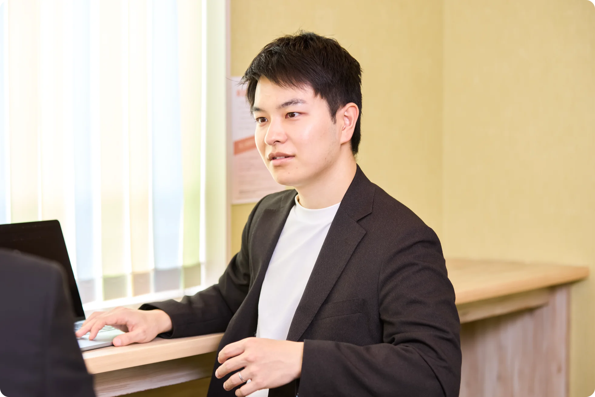 立ってお話をしている立石さん