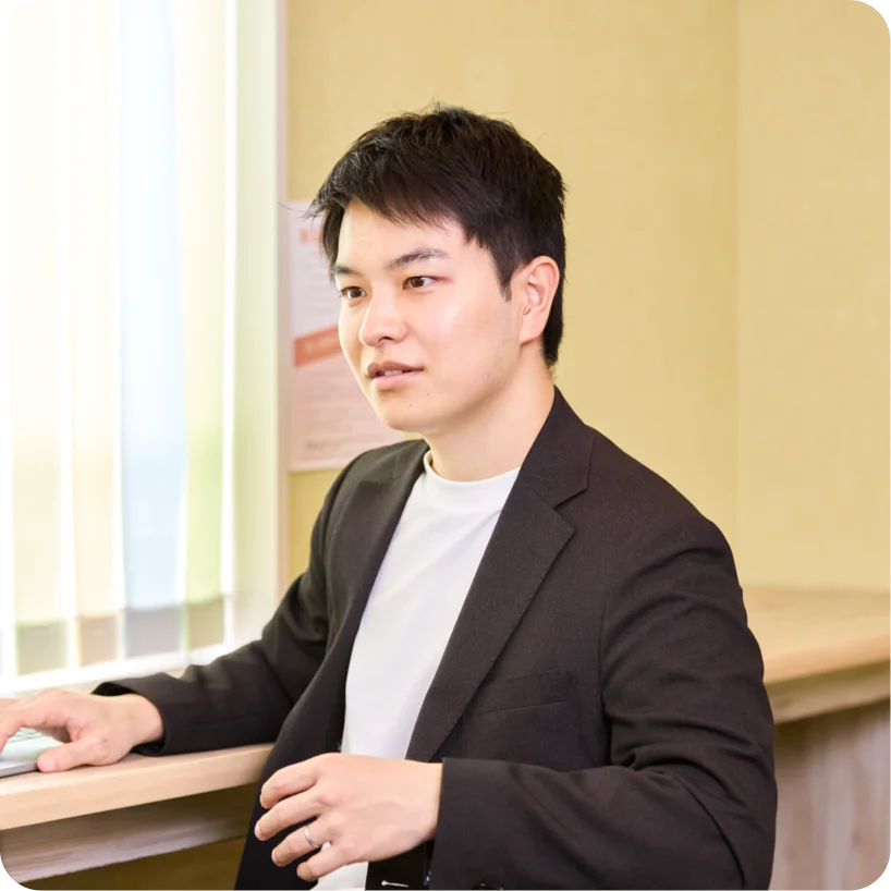 立ってお話をしている立石さん