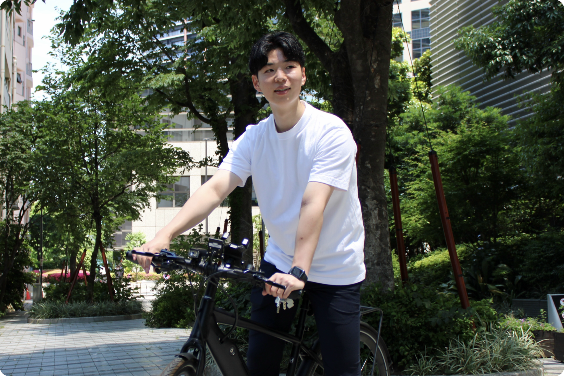 自転車に乗っている豊川さん