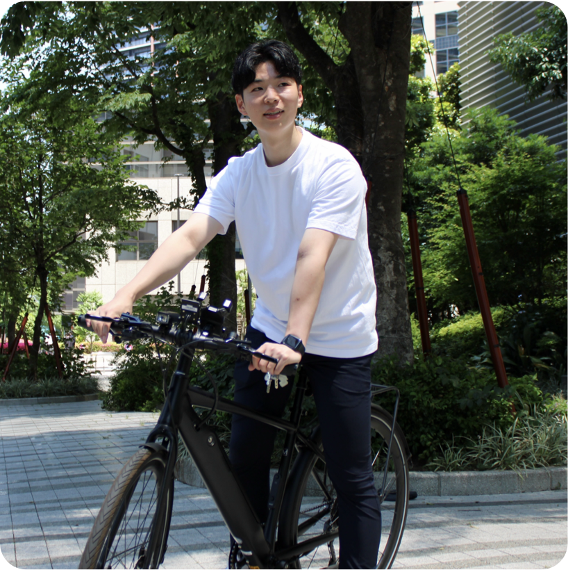 自転車に乗っている豊川さん