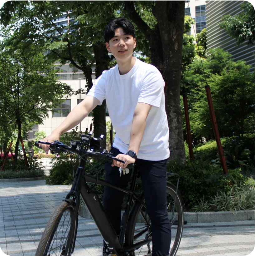 自転車に乗っている豊川さん